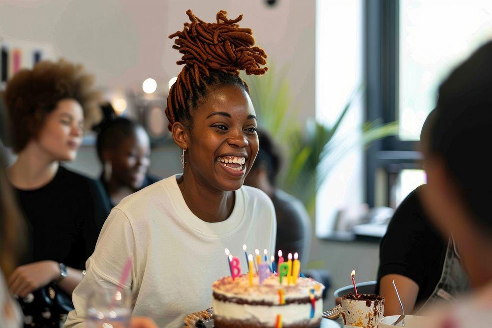 Jeune femme africaine souriante lors de son anniversaire